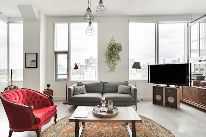 Panoramic Views in Bright Loft + Free Parking