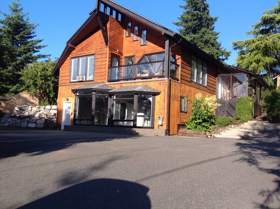 Above ground, secluded, bright suite with above height ceilings, stunning windows and an ocean view. Self contained, with private parking, laundry and garden area