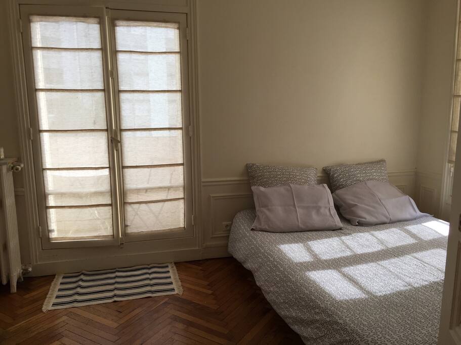 fenêtre sur balcon, possibilité de manger dehors