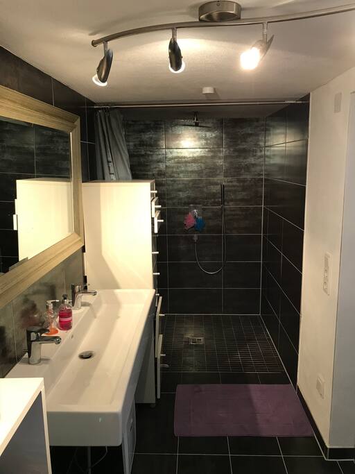 Großes Bad mit Doppel Waschbecken Wellness Dusche und Aussenfenster