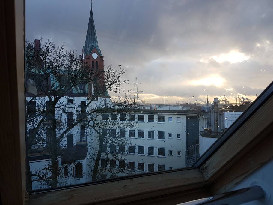 View from writing desk to Landungsbrücken and Portuguese hood / Blick vom Schreibtisch auf Landungsbrücken und Portugiesenviertel