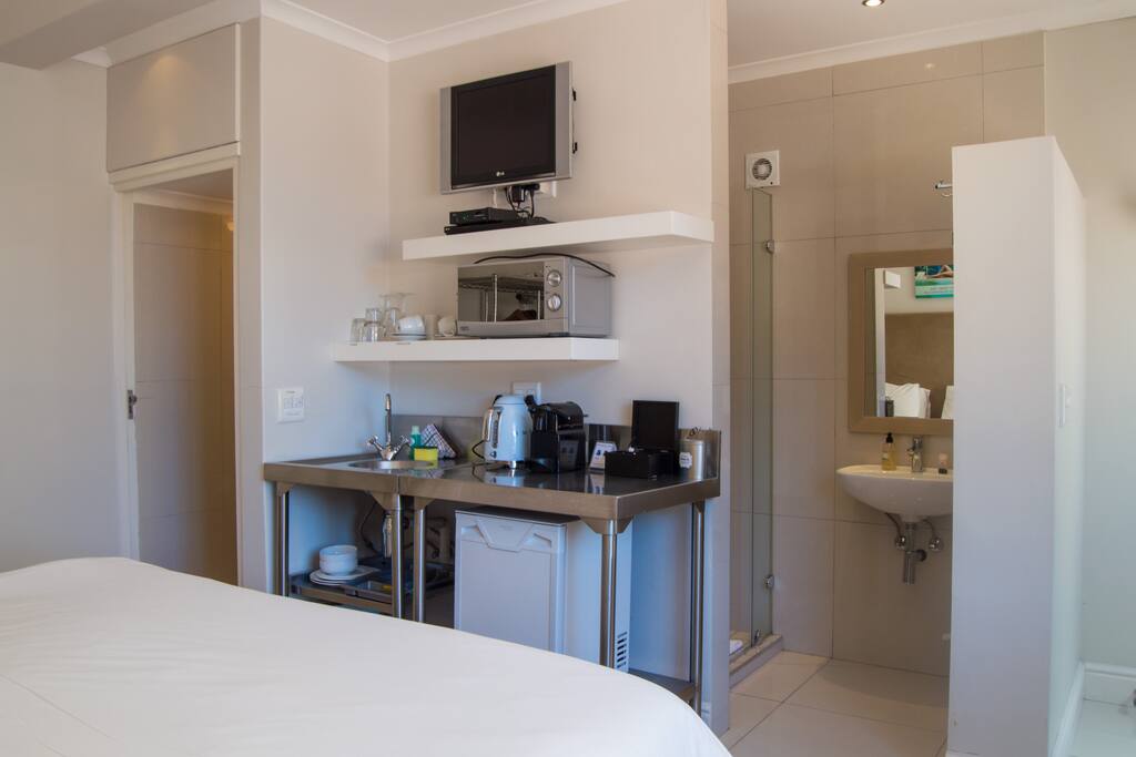 Open plan shower entrance