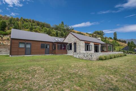 Maunga - Beautiful Bespoke Home w/ Mountain Views