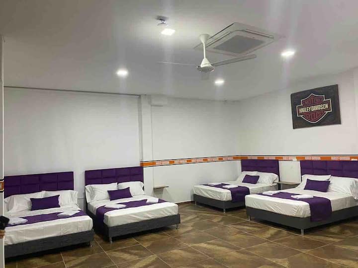 الغرفة 5. لـ 8 أشخاص مع غرفة معيشة ودش وحمام