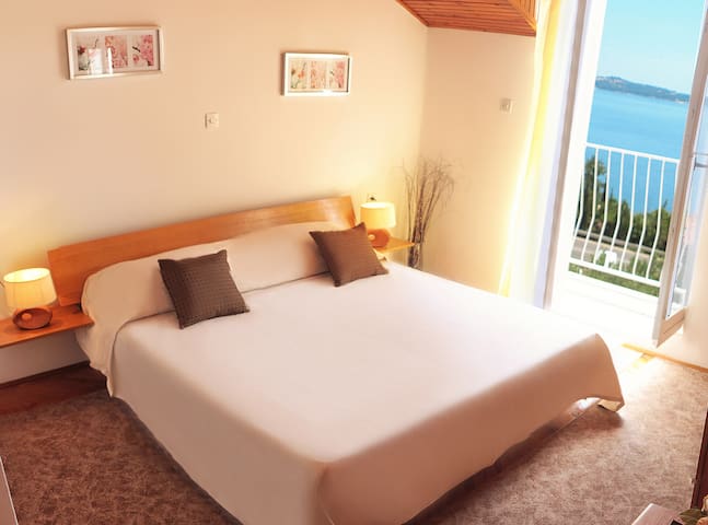 STRADUN: Cozy Room With a Sea View