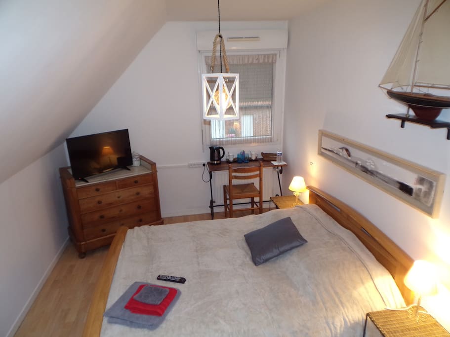 Grand lit confortable , petit bureau et plateau d’accueil