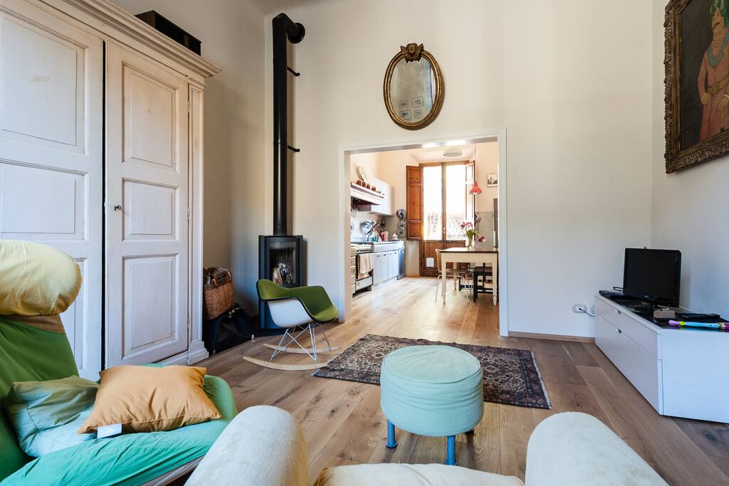 soggiorno con vista sulla sala da pranzo cucina