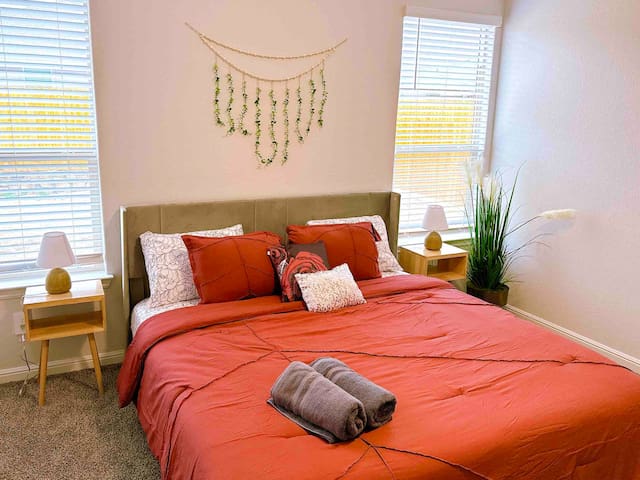 Modern Smart Home Oasis – Pet Friendly Haven