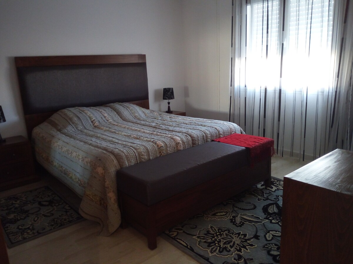 חדר השינה מאוד ברור, אבל יש בו וילונות ותריסים שמאפשרים לכם ליצור בקרים יפים בשעות הבוקר המאוחרות!