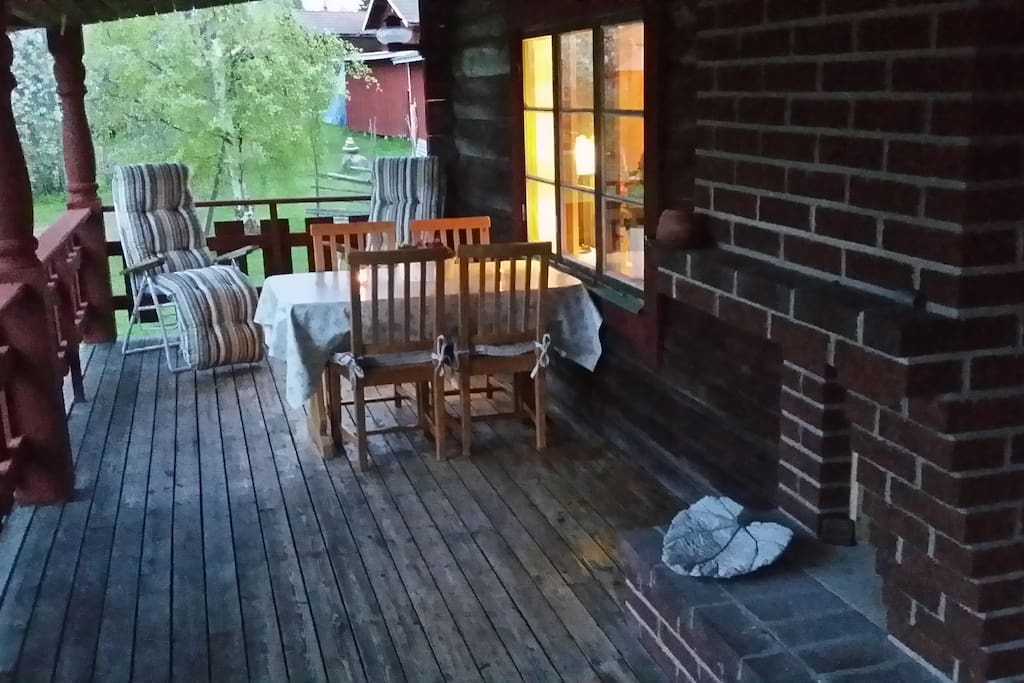 Härlig altan för middag eller bara avkoppling