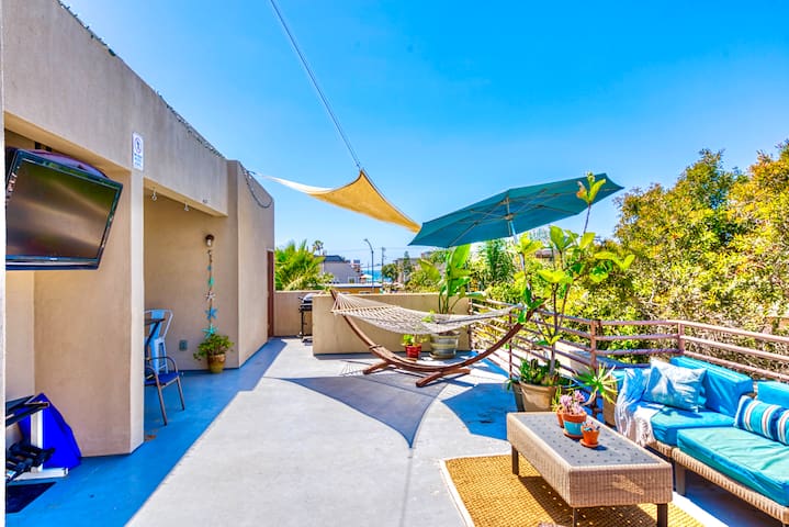 MB 3BR Oceanview Penthouse with HUGE Rooftop decks gallery image 2