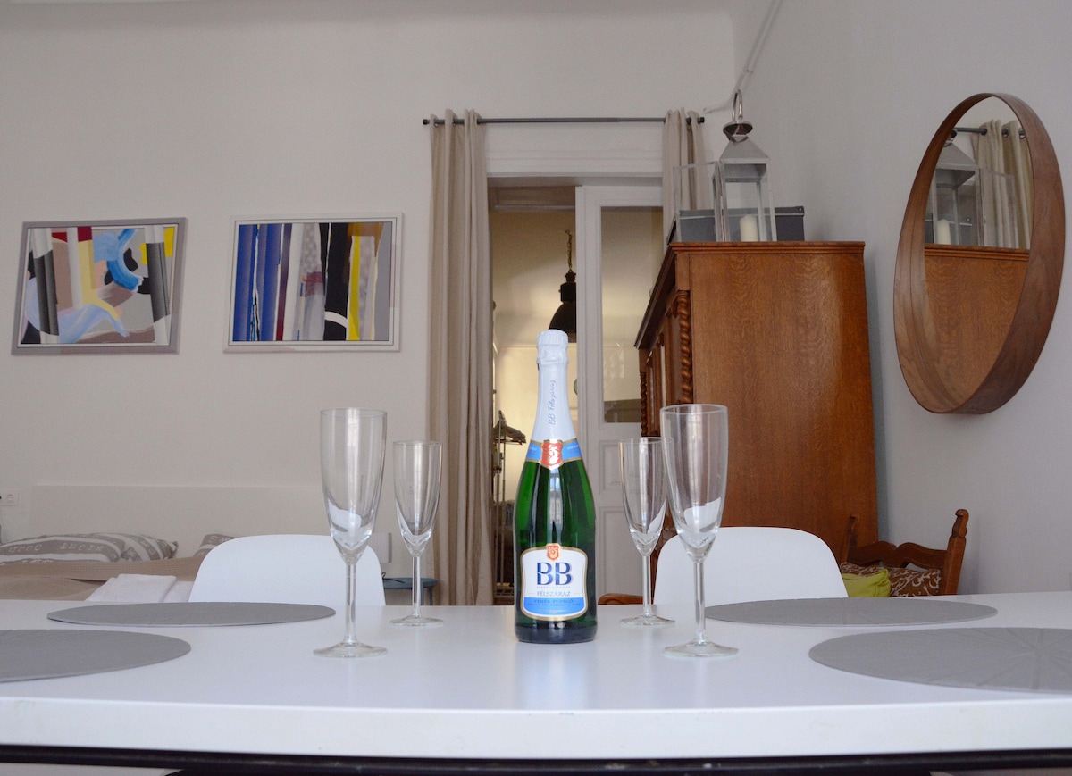 Svi gosti besplatno dobivaju bocu šampanjca dobrodošlice!