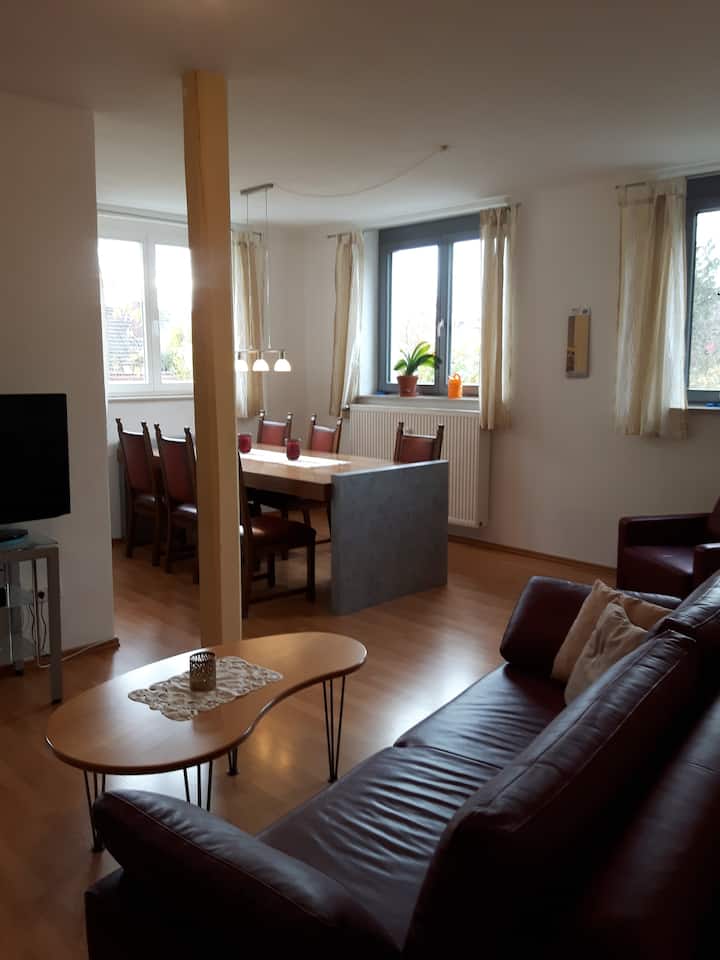 Дневната/трпезаријата има многу светли прозорци.