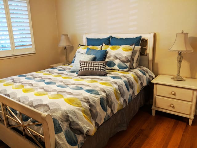 Peaceful Rm. in Fremont w/ Queen Bed -- and Pool!