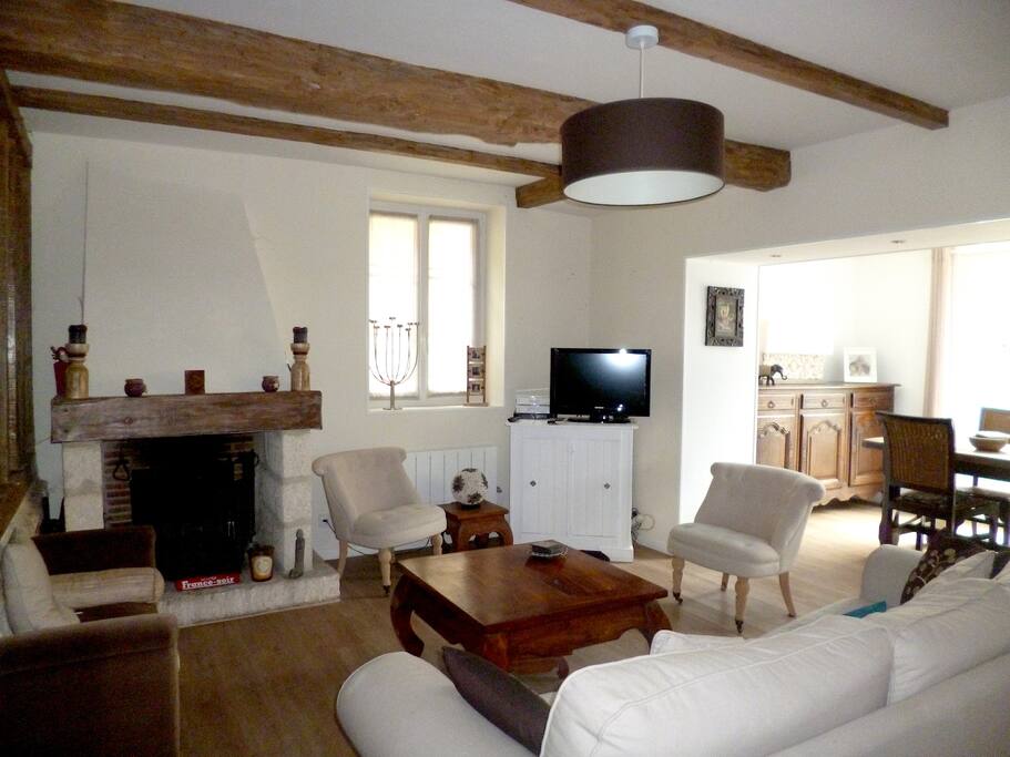Salon très agréable avec cheminée et cuisine américaine de 30 m²