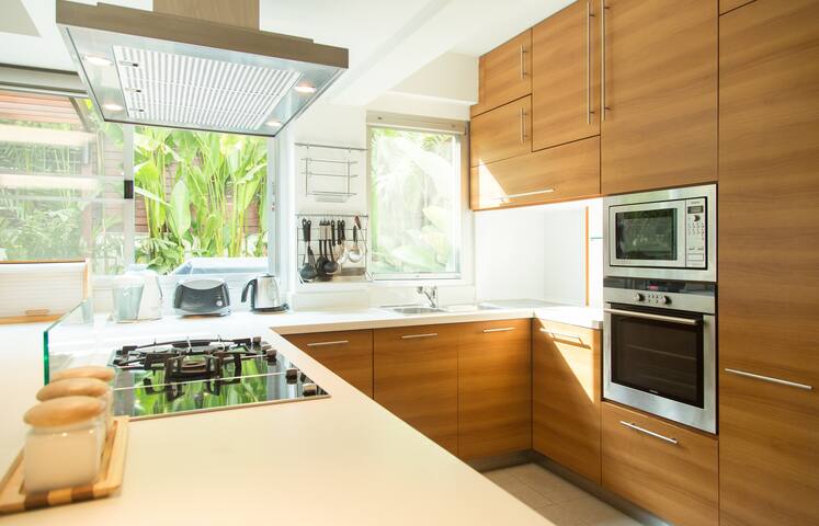 Modern Bangkok townhouse gallery image 2