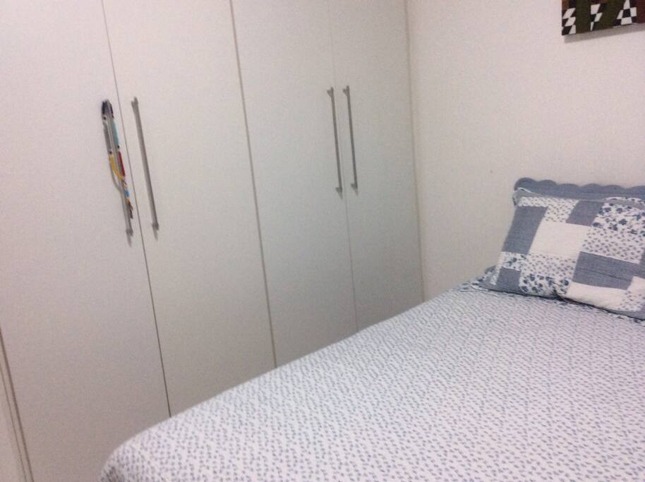 Quarto com cama de casal queen e armário planejado