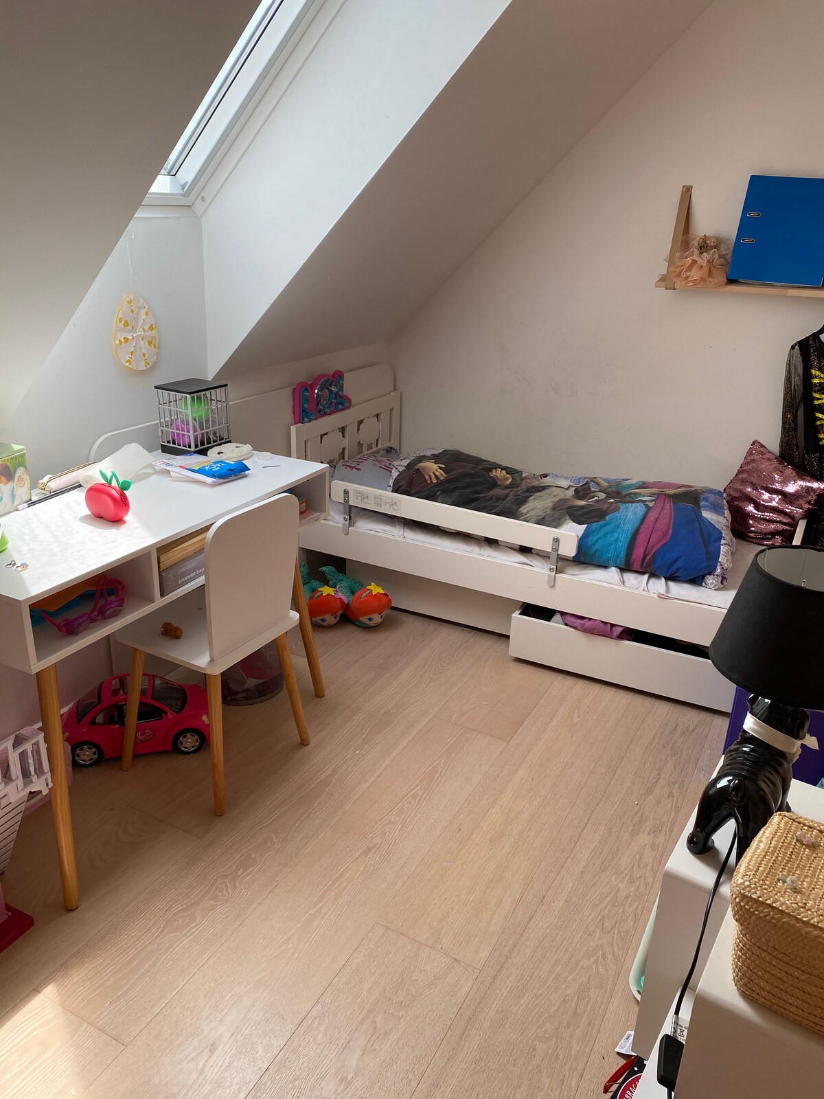 غرفة فتاة في الطابق الأول