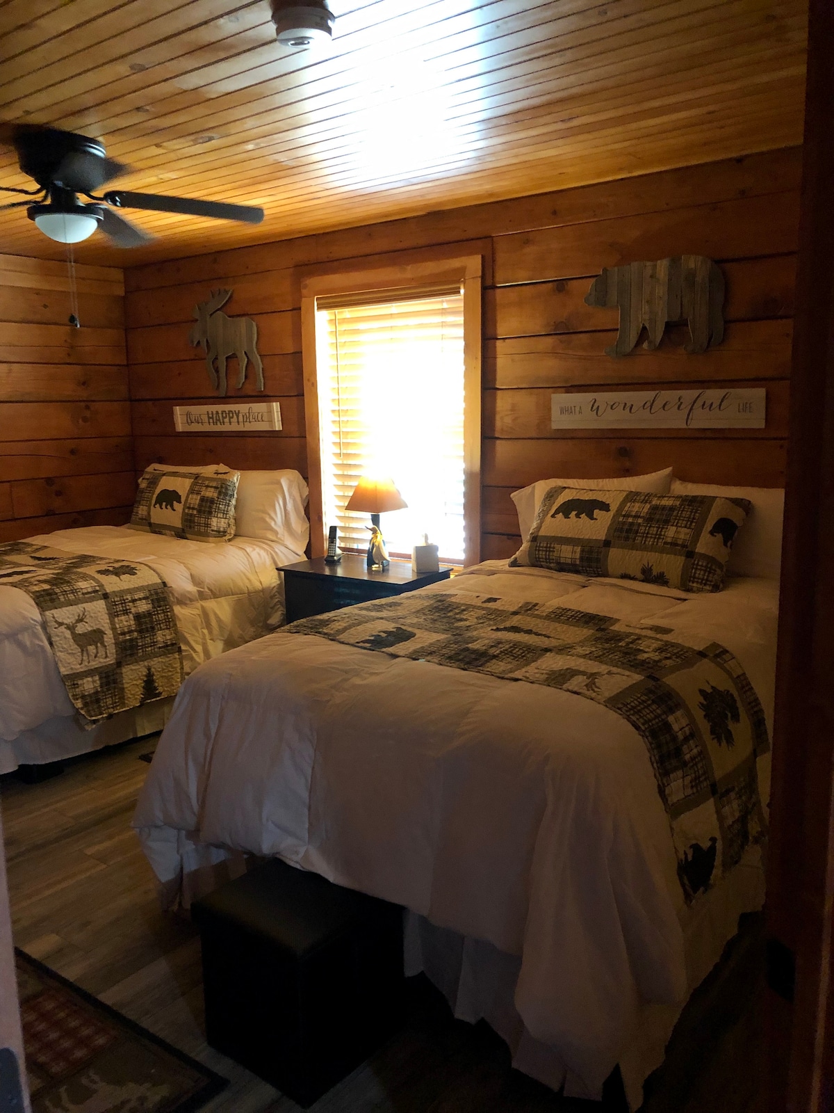 חדר עם שתי מיטות נוחות בגודל מלא, כל החדרים כוללים טלוויזיה. 