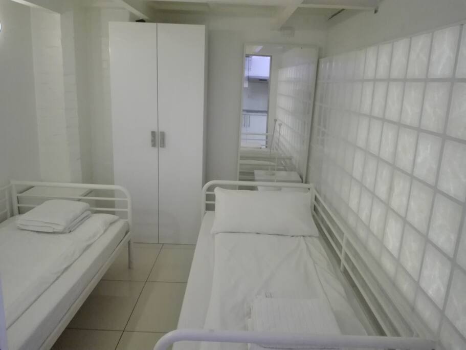 Camera con due letti singoli.
Room with two single rooms.