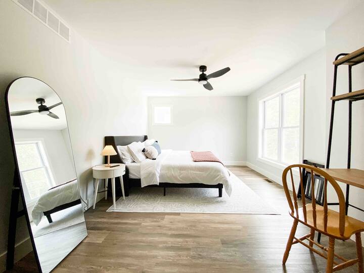 Основна спалня с двойно легло и бюро