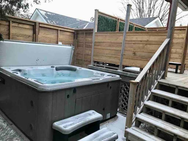 Cozy 5bdrm Hot tub/Arcades/Close to DT and beach