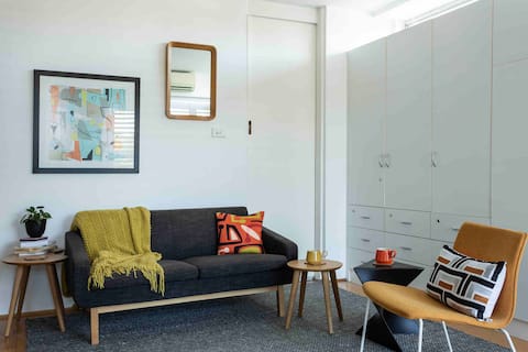 Top Airbnb: Studio with parking, pool & great location in Paddington