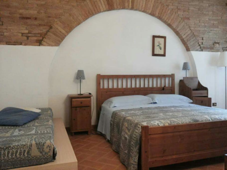 Camera matrimoniale con letto singolo aggiunto