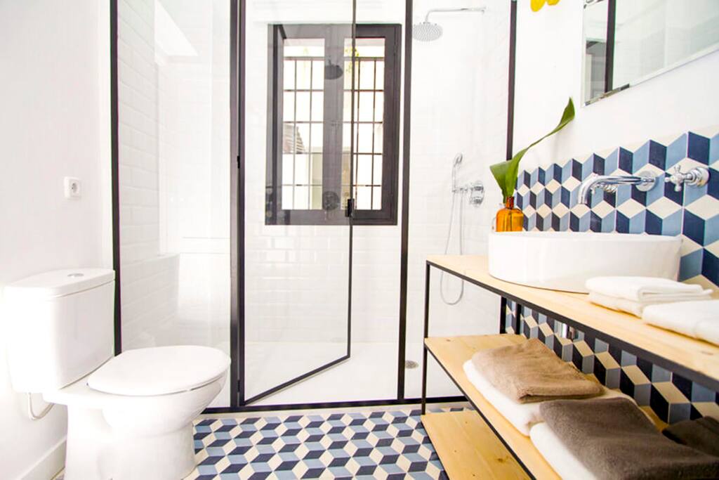 BATHROOM. Best Airbnb Apartment Madrid Centre Center Wifi AC. Local Experience