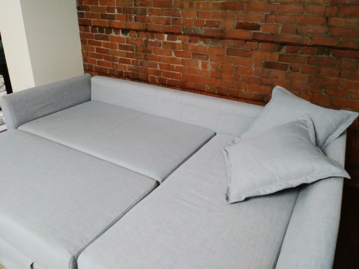 kauč se razvlači u dvostruki krevet.