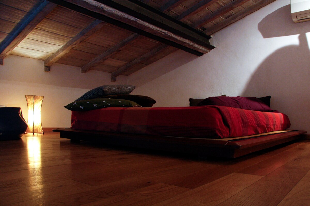 ห้องนอนพร้อมเตียงทาทามิและคานเปิดโล่ง