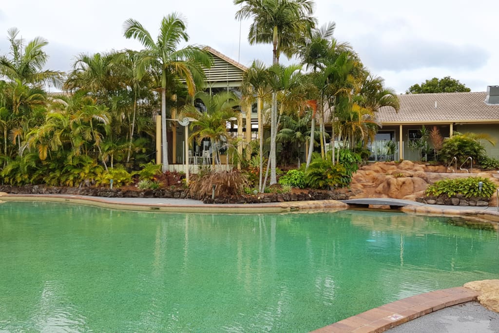 Pool / Restaurant