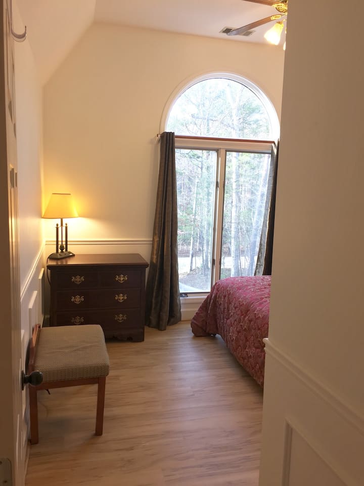 Hálószoba 1 királlyal . Minden vadonatúj matrac , lepedő, törölköző Teljes fürdőszoba a folyosó túloldalán. 7 lábnyira