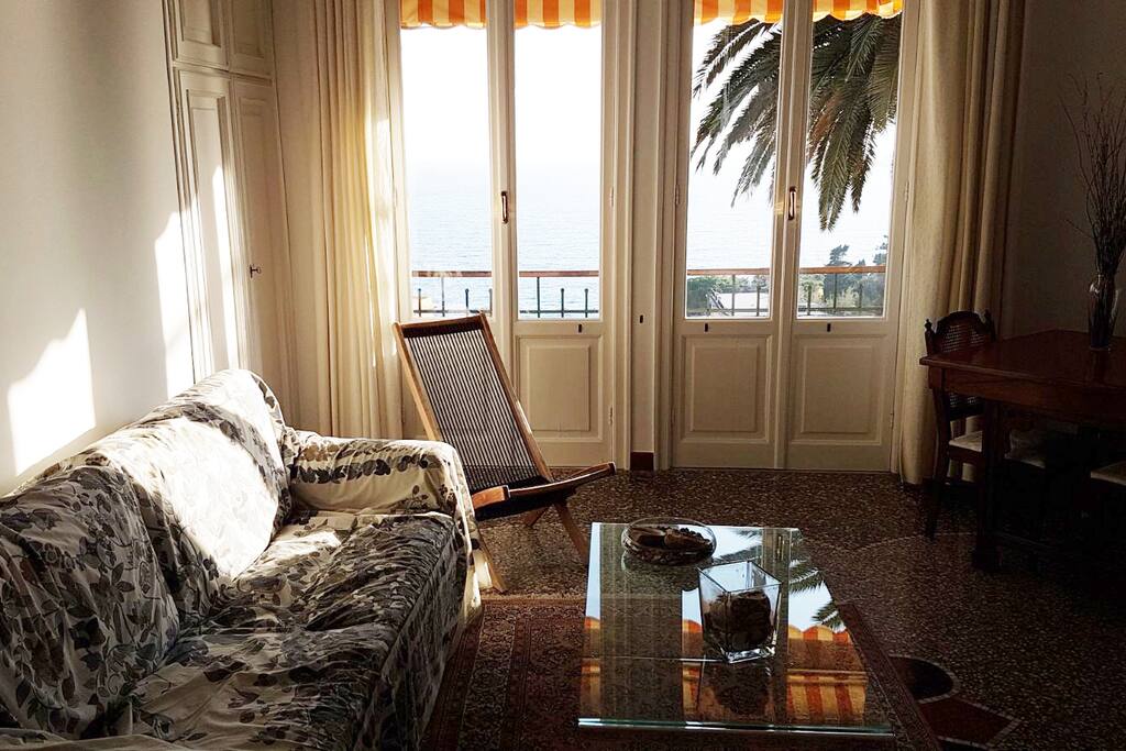 Sala con balcone, divano letto 2 piazze e vista sul golfo del Tigullio