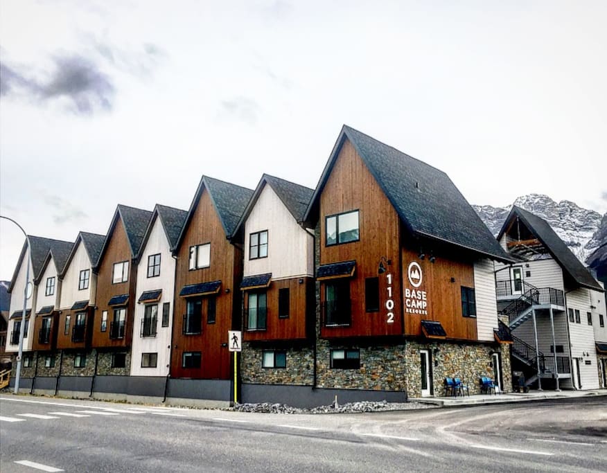 Basecamp Resorts - situated at the entrance to the Rocky Mountains and a short walk to the shopping, dining and entertainment within Canmore