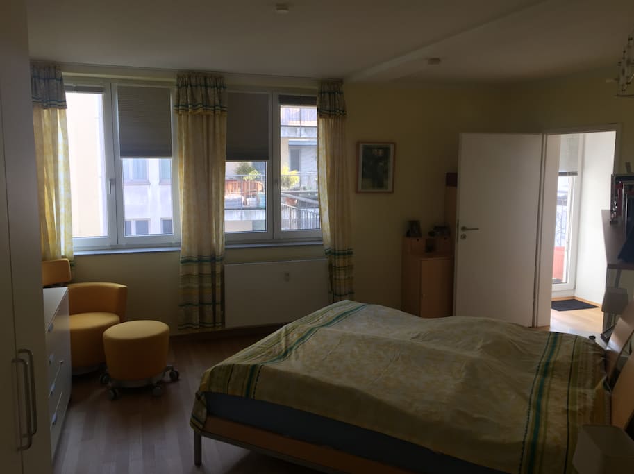 Schlafzimmer (180x200 Bett), Tür rechts zum Wohnzimmer und Balkon, direkte Zugang zum Bad