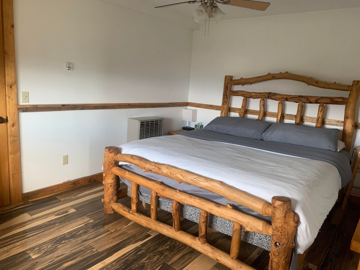 Poshtë shkallëve, dhoma e gjumit master 1 mbret