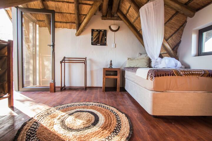 Habitación 3, primer piso, acceso solo a través de la escalera al aire libre, 2 camas individuales (fáciles de armar), ventilador y gran terraza privada con impresionantes vistas.