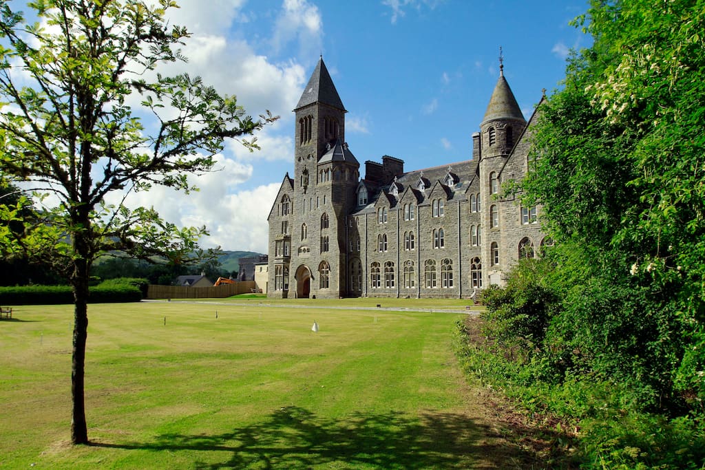 Luxury Apartment in Converted Abbey Apartments for Rent in Fort