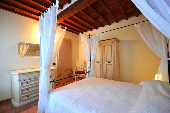 dhomë me tendë në katin e parë