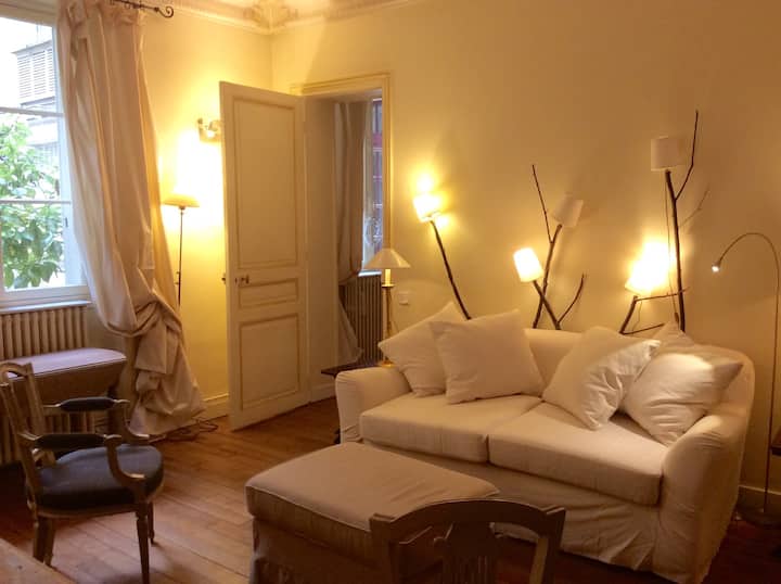 客厅配有可转换沙发、硬木地板、模制天花板