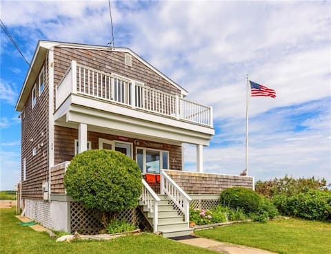 Panoramic water-view cottage—walk to 3 beaches!