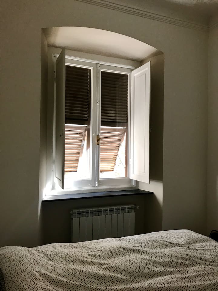 Mwonekano wa dirisha la chumba cha kulala mara mbili