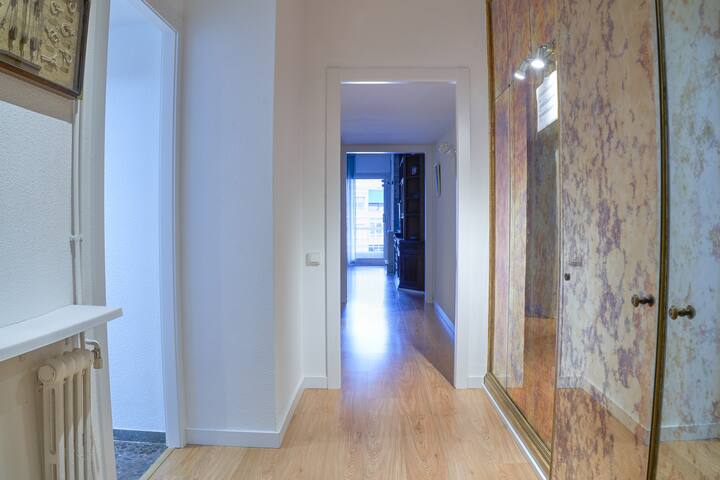 Family-Friendly Home in Central Barcelona 4BDR gallery image 4