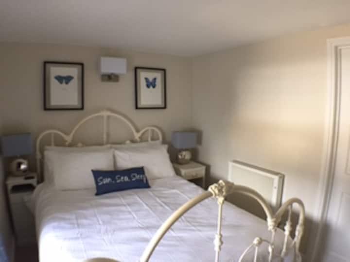 Dhomë gjumi e shkëlqyer kryesore me krevat dopio "king". 