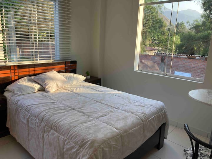 Segundo piso.
Habitación #1.  Habitación principal con baño completo.

En segundo piso.
Dormitorio1.  Dormitorio principal con baño privado 