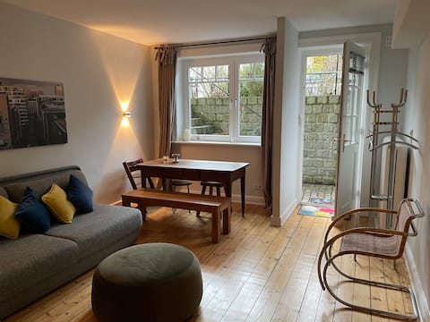 Top performing Airbnb: Charming Souterrain in Jugendstilvilla in Blankenese