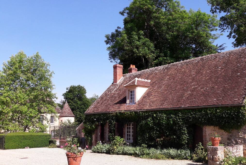La petite maison avec le château derrière