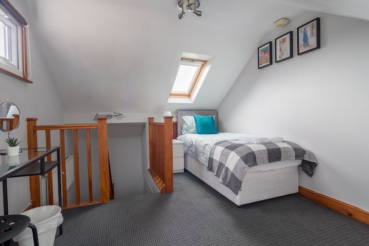 Comfortable Cosy Loft Room In York. Parking - York
