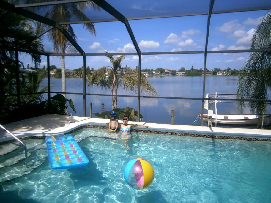 Relax in the idyllic pool - has a pool heater also
